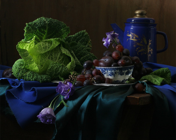 Обои картинки фото ира, быкова, натюрморт, капустой, синим, кофейником, еда