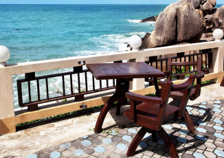 Картинка интерьер веранды террасы балконы балюстрада стол стулья скалы море