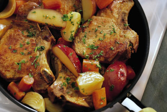 Картинка еда мясные блюда мясо яблоки лук петрушка сковорода