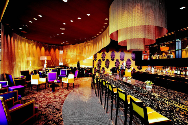 Обои картинки фото интерьер, кафе, рестораны, отели, стулья, люстра, бар, неон