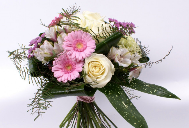 Обои картинки фото цветы, букеты, композиции, листья, розы, герберы