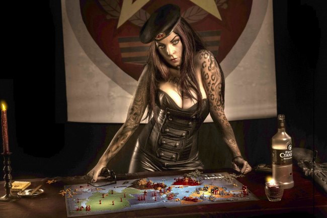 Обои картинки фото русский, стандарт, бренды, russkiy, standart, rocink, russian, standard, бутылка, карта, берет, корсет, тату, свеча