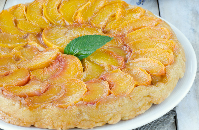 Обои картинки фото еда, пироги, выпечка, мята, персики, пирог