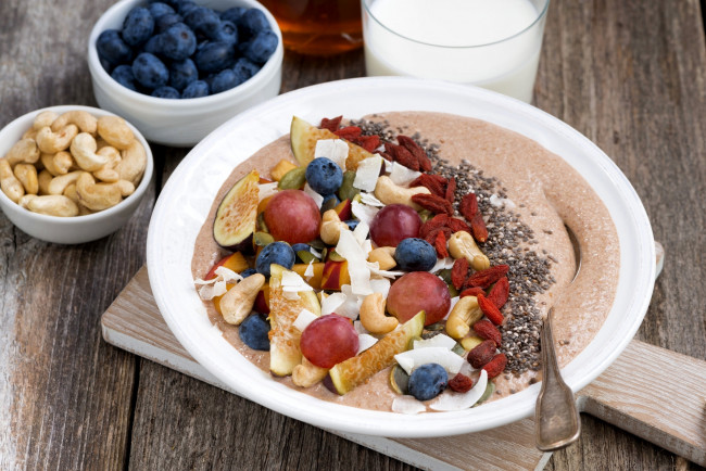 Обои картинки фото еда, мюсли,  хлопья, годжи, кешью, инжир, голубика, молоко, завтрак, фрукты, виноград, ягоды, каша