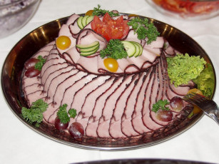 Картинка еда колбасные+изделия томаты помидоры зелень огурцы колбаса