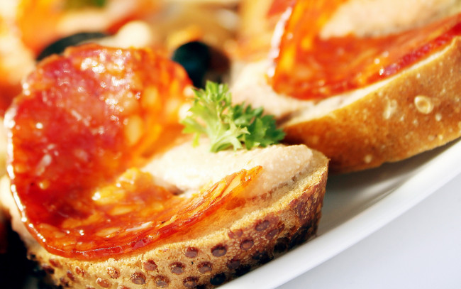 Обои картинки фото еда, бутерброды,  гамбургеры,  канапе, зелень, макро, колбаса