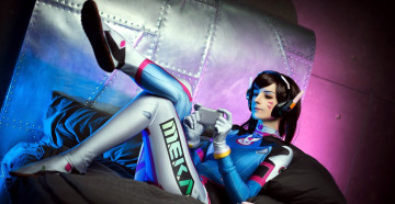 Картинка девушки -+креатив +косплей костюм гаджет диван