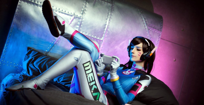 Обои картинки фото девушки, - креатив,  косплей, костюм, гаджет, диван