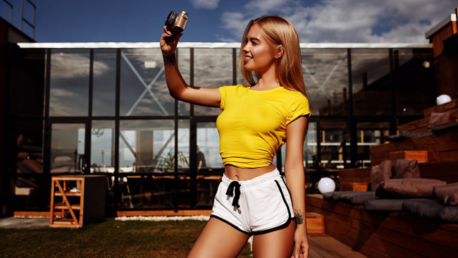 Обои картинки фото девушки, катя котаро, фотоаппарат, блондинка, katya, kotaro, девушка, шорты