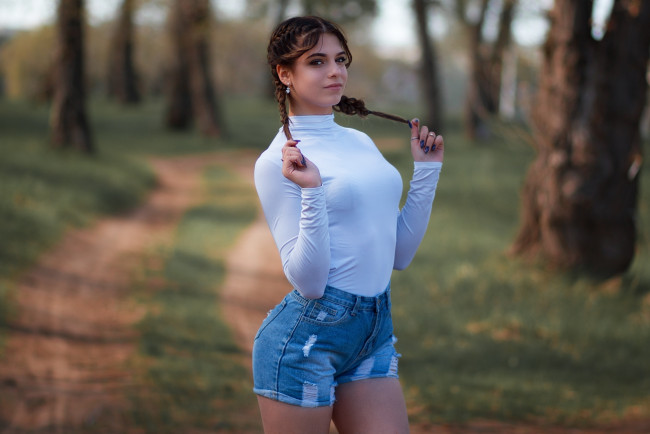 Обои картинки фото девушки, - брюнетки,  шатенки, брюнетка, косички, девушка, модель, шорты, женщина, водолазка