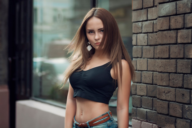 Обои картинки фото девушки, - брюнетки,  шатенки, брюнетки, взгляд, джинсы, топ