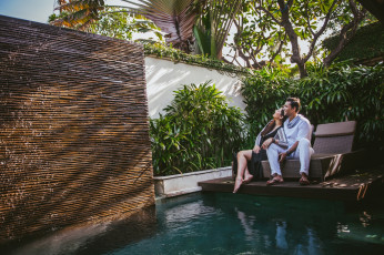 Картинка разное мужчина+женщина пара бассейн сад