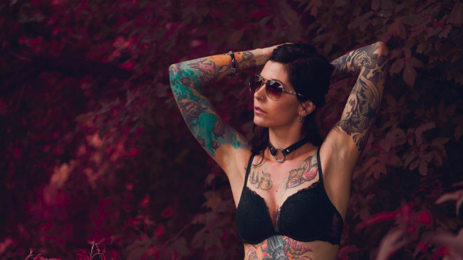 Обои картинки фото девушки, - брюнетки,  шатенки, брюнетка, очки, тату, пирсинг