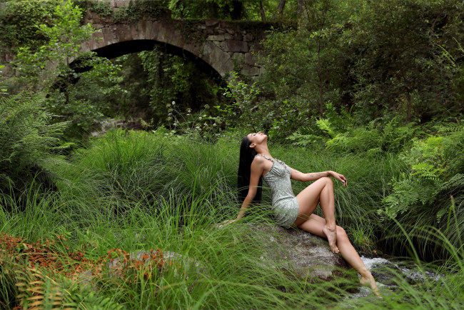 Обои картинки фото девушки, - брюнетки,  шатенки, брюнетка, поза, камень, трава