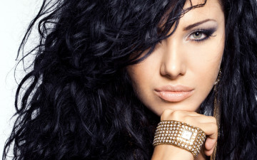 Картинка девушки -+лица +портреты брюнетка браслет