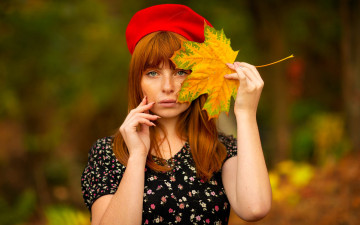 Картинка девушки -+лица +портреты рыжая берет платье лист клен осень
