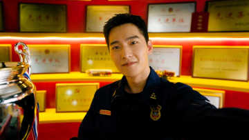 обоя кино фильмы, fireworks of my heart, парень, форма, кубок, полки, таблички, свет