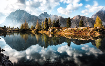 Картинка природа реки озера горы облака деревья осень озеро отражение