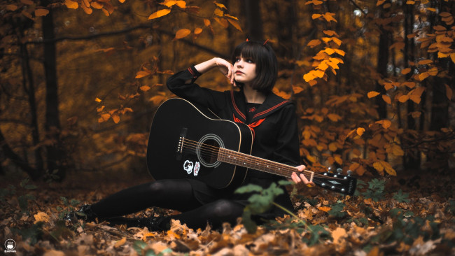Обои картинки фото девушки, tenletters, образ, косплей, наряд, брюнетка, платье, гитара, листья, осень, лес, кусты
