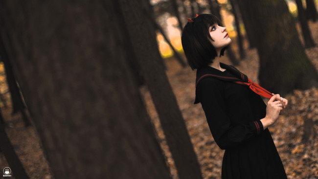 Обои картинки фото девушки, tenletters, образ, косплей, наряд, брюнетка, платье, листья, осень, лес, кусты