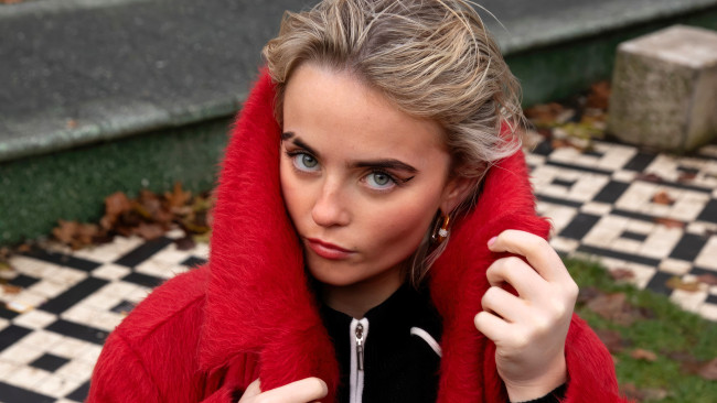 Обои картинки фото millie gibson, девушки, блондинка, лицо, пальто