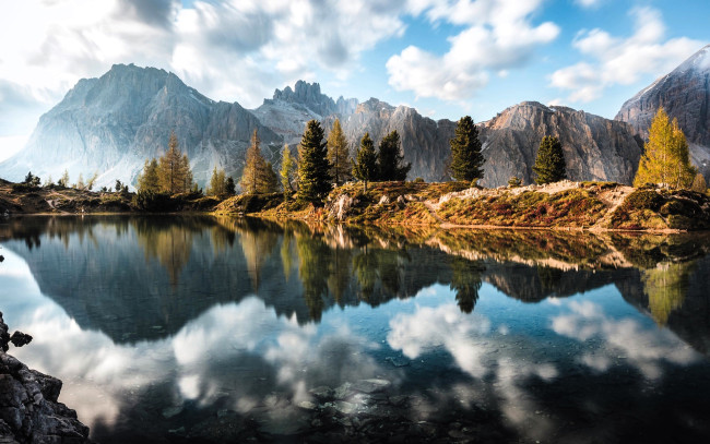 Обои картинки фото природа, реки, озера, горы, облака, деревья, осень, озеро, отражение