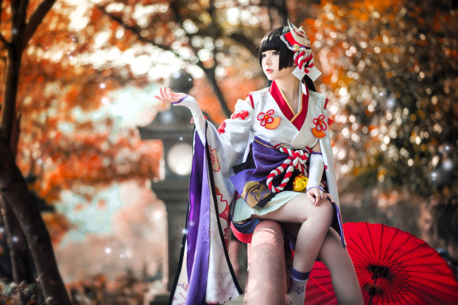 Обои картинки фото девушки, - креатив,  косплей, азиатка, образ, костюм, наряд, перила, зонт, осень, деревья