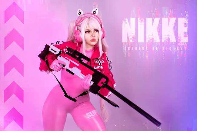 Обои картинки фото девушки, алиса арефьева, образ, косплей, наряд, костюм, оружие, наушники