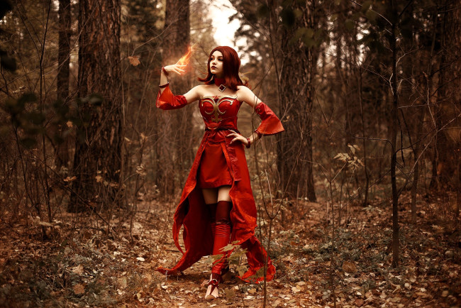 Обои картинки фото девушки, tenletters, образ, косплей, наряд, костюм, лес, осень, магия, деревья, листья
