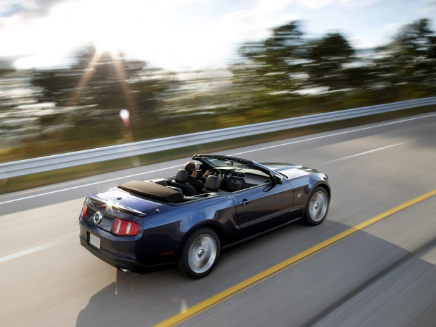 Обои картинки фото 2010, ford, mustang, gt, автомобили