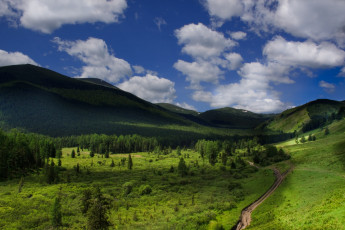 Картинка природа горы дорога облака небо трава деревья