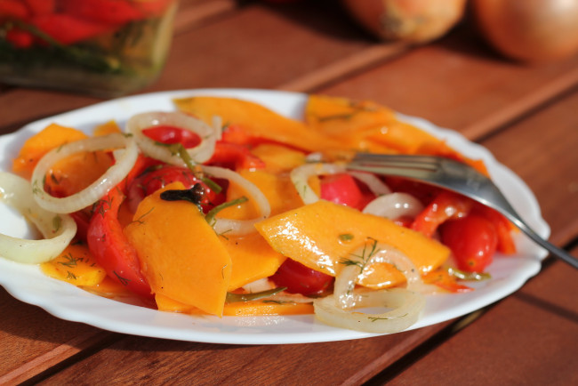 Обои картинки фото автор, varvarra, еда, салаты, закуски, перец, помидоры, кольца, лука, тыква