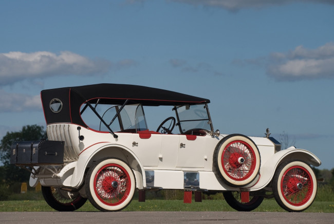 Обои картинки фото автомобили, классика, автомобиль, дорога, трава, небо, облака