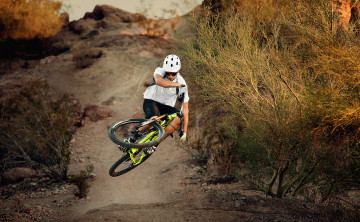 Картинка спорт велоспорт шлем гонщик байк склон