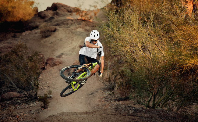 Обои картинки фото спорт, велоспорт, шлем, гонщик, байк, склон