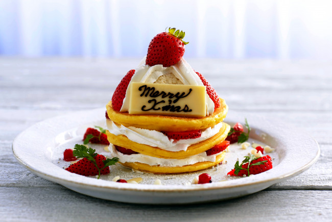 Обои картинки фото еда, блины, оладьи, блинчики, крем, клубника