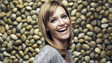 Картинка kadee+strickland девушки актриса кади стриклэнд камни кофта блондинка эмоции радость