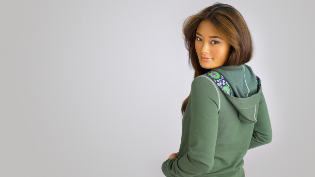 Обои картинки фото девушки, jarah mariano, капюшон, толстовка, модель, азиатка