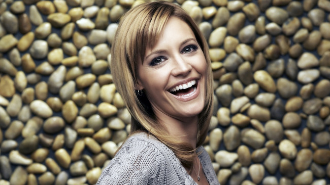 Обои картинки фото kadee strickland, девушки, актриса, кади, стриклэнд, камни, кофта, блондинка, эмоции, радость