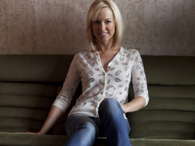 Обои картинки фото sarah manners, девушки, кофта, диван, улыбка, блондинка, актриса, джинсы