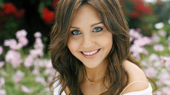 Обои картинки фото девушки, amanda bynes, улыбка, лицо, актриса, бусы, аманда, байнс