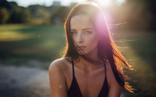 Обои картинки фото девушки, -unsort , брюнетки,  шатенки, брюнетка, взгляд, майка, свет