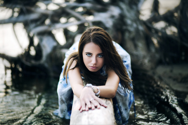 Обои картинки фото девушки, -unsort , брюнетки,  шатенки, вода, бревно, платье, взгляд, брюнетка, девушка, олег, волошин, oleg, volosuhin
