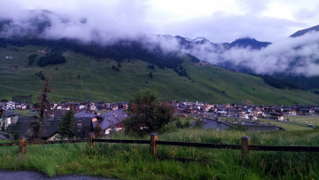 Картинка города -+панорамы горы городок туман