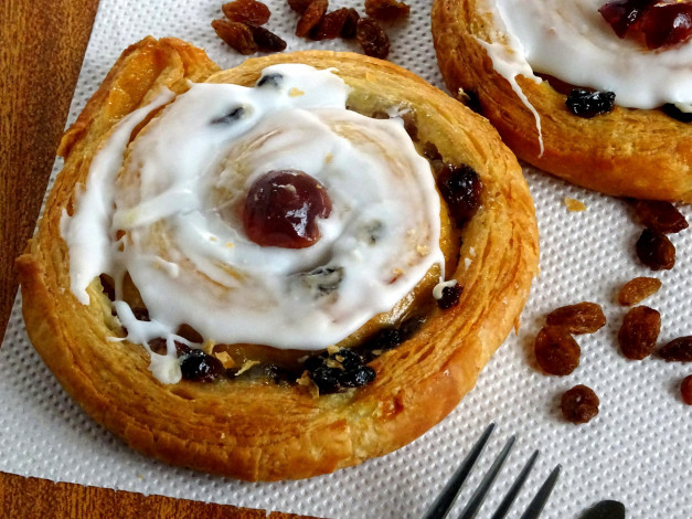 Обои картинки фото еда, хлеб,  выпечка, сдоба, булочка, изюм, выпечка