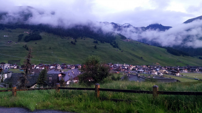 Обои картинки фото города, - панорамы, горы, городок, туман