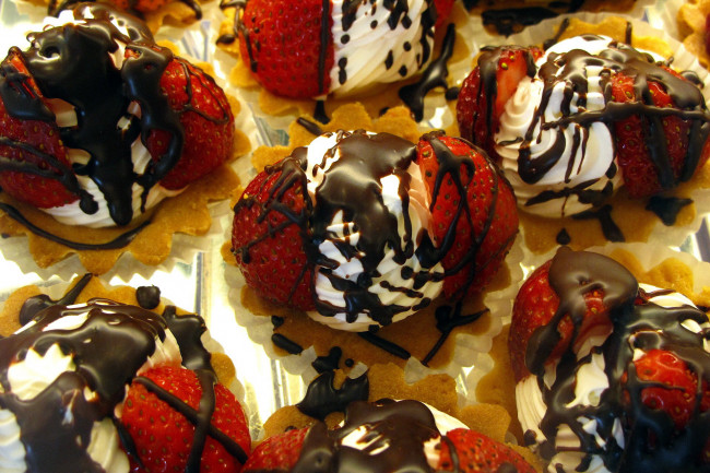 Обои картинки фото еда, мороженое,  десерты, клубничный, десерт