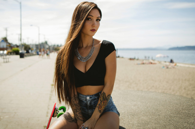 Обои картинки фото christina chai, девушки, -unsort , азиатки, поза, девушка, christina, chai, брюнетка, тату, татуировка, пляж, сидит, азиатка, модель