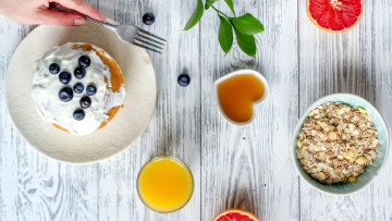 Картинка еда разное сок оладьи хлопья завтрак