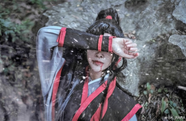 Обои картинки фото девушки, - креатив,  косплей, вэй, усянь, костюм, дождь, кровь